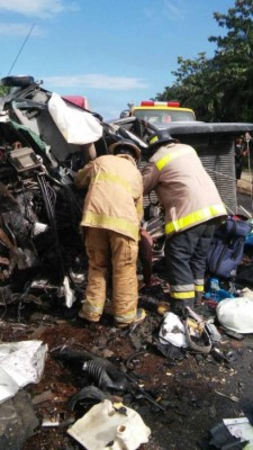 Fatal accidente deja dos muertos, entre ellos un bebé, en carretera que conduce a Tela