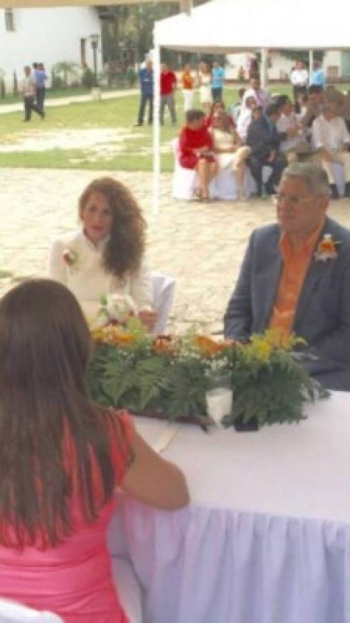 Periodista Esdras Amado López contrae nupcias en Ojojona