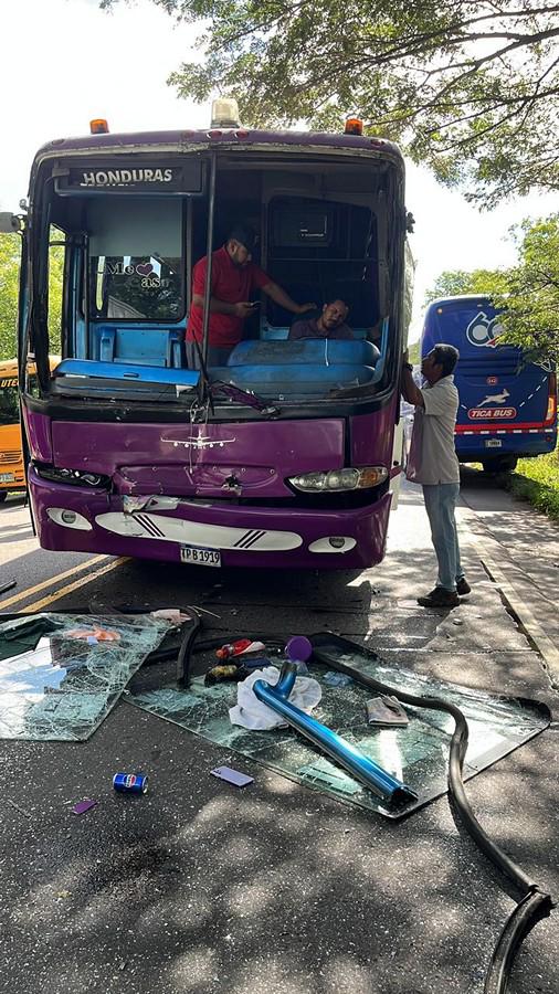 Los destrozos que dejó el choque de buses en Guasaule, Choluteca