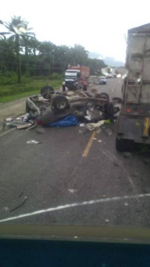 Fatal accidente deja dos muertos, entre ellos un bebé, en carretera que conduce a Tela