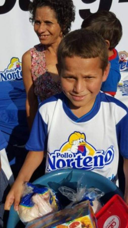 Equipo de niños olvidó los sacos para vestir uniformes de verdad