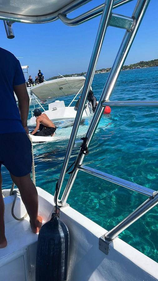 Momento en que la nave comenzaba a acumular agua, mientras otras embarcaciones trataban de auxiliarla.