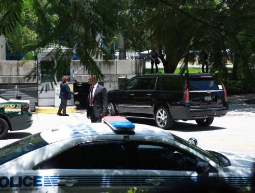 En caravana y sin ser captado por las c maras lleg Trump a la