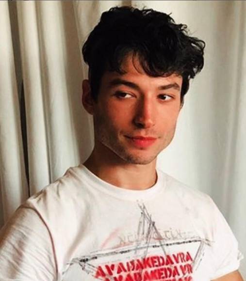 Las curiosidades de Ezra Miller, el actor que da vida a Flash