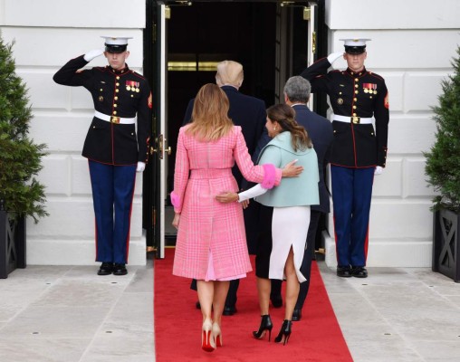 FOTOS: Melania Trump reaparece con un colorido abrigo tras varios días fuera de la vista pública