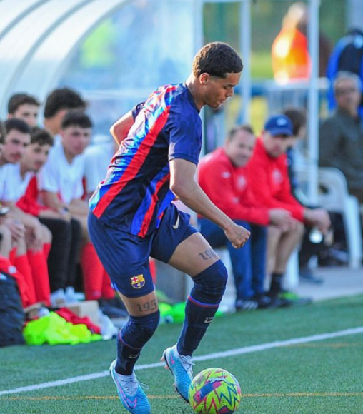 Hijo de Ronaldinho deja a Barcelona y firmó por un equipo de la Premier League