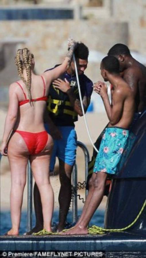 Captan a Iggy Azalea mostrando su celulitis ¡sin ninguna pena!