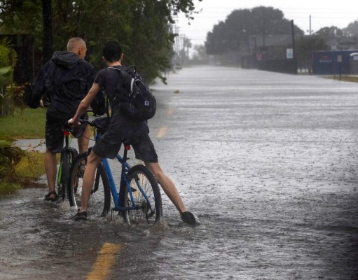 Destrozos e inundaciones por el paso de la tormenta Beta en Texas (FOTOS)