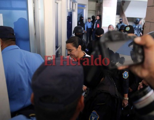 Sonriente llegó Rosa Elena Bonilla de Lobo a la audiencia inicial