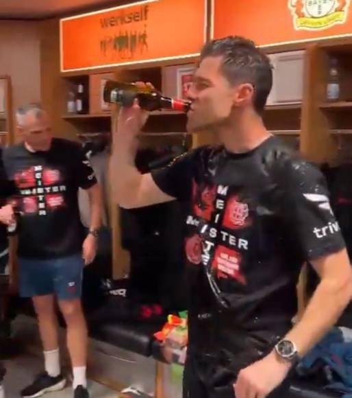 Xabi Alonso se emborracha, locura de afición de Leverkusen y festejo en el camerino