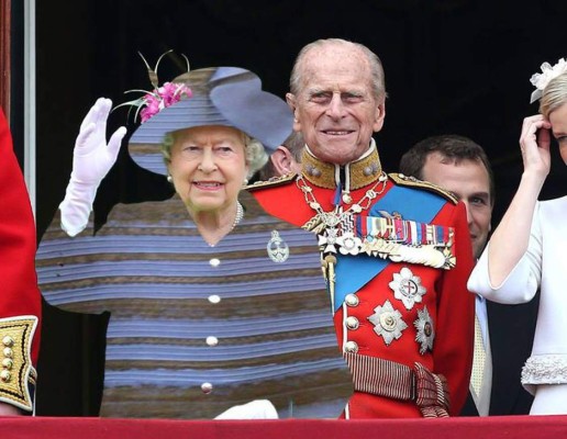 Se burlan de la Reina Elizabeth por su peculiar vestido verde