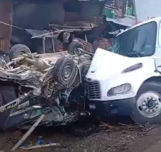 Accidente en Macuelizo deja cuatro heridos, tras choque entre busito y camión