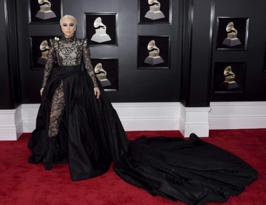 Así desfilan los famosos por la alfombra roja de los Grammy 2018