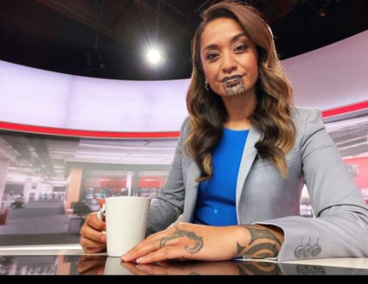 Oriini Kaipara, la primera conductora de noticias con tatuajes de la cultura maorí