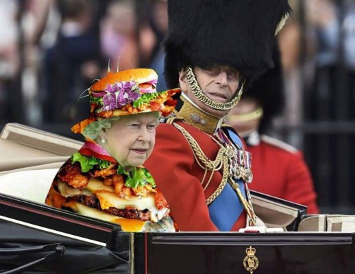 Se burlan de la Reina Elizabeth por su peculiar vestido verde