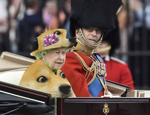 Se burlan de la Reina Elizabeth por su peculiar vestido verde