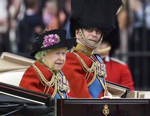 Se burlan de la Reina Elizabeth por su peculiar vestido verde