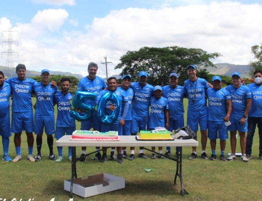 Jugadores y cuerpo técnico sorprenden a Diego Vazquez en su cumpleaños 50