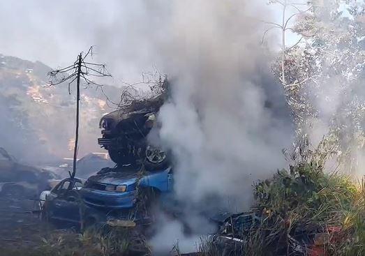 Así quedó la escena tras incendio que consumió 33 vehículos en Roatán