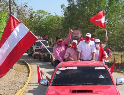 Sin distanciamiento, con caravanas y aglomeraciones, políticos se concentran sin temor al covid  