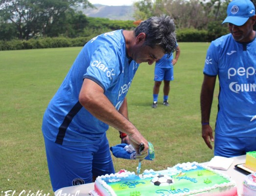 Jugadores y cuerpo técnico sorprenden a Diego Vazquez en su cumpleaños 50