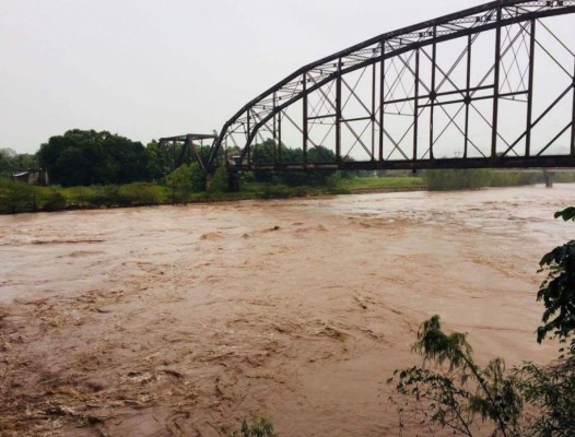 Vías interrumpidas y ríos desbordados dejan primeras lluvias en Honduras