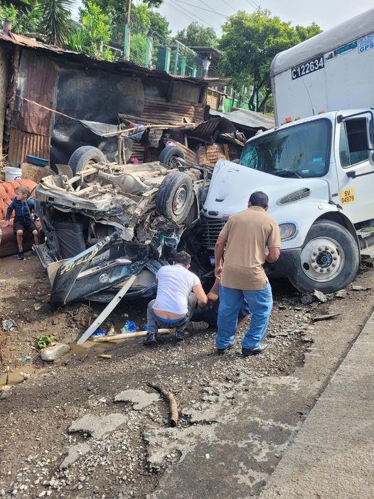 Accidente en Macuelizo deja cuatro heridos, tras choque entre busito y camión