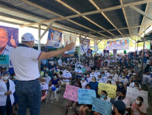 Sin distanciamiento, con caravanas y aglomeraciones, políticos se concentran sin temor al covid  