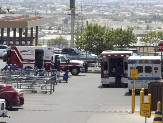 FOTOS: Desconsuelo, lágrimas y dolor entre los familiares de las víctimas de la masacre en un centro comercial de El Paso, Texas