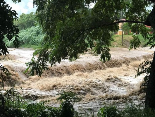 Vías interrumpidas y ríos desbordados dejan primeras lluvias en Honduras