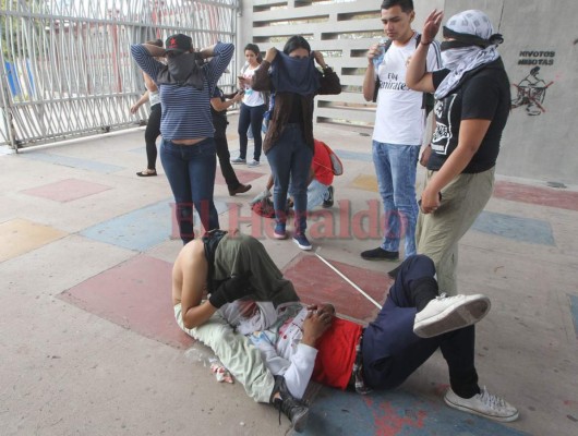 FOTOS: Varios heridos y taxis destruidos en enfrentamiento afuera de la UNAH