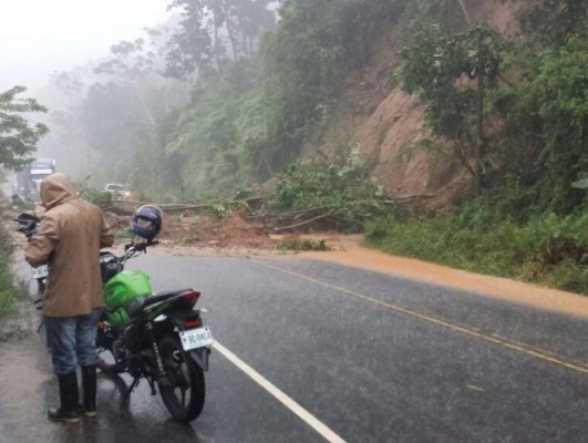 Vías interrumpidas y ríos desbordados dejan primeras lluvias en Honduras