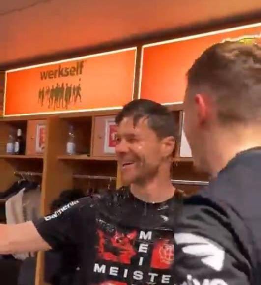 Xabi Alonso se emborracha, locura de afición de Leverkusen y festejo en el camerino