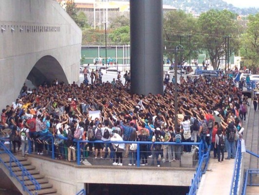 Estudiantes se rebelan contra rectora de la UNAH