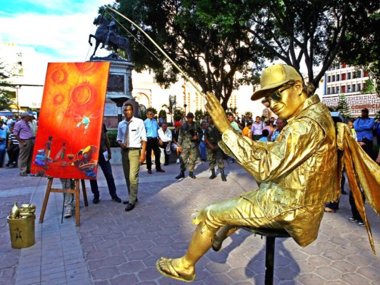 Estatuas humanas en la capital de Honduras