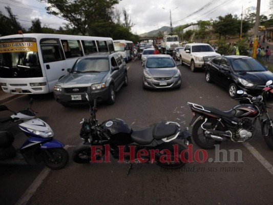 FOTOS: encapuchados bloquearon paso al bulevar Suyapa y anillo periférico