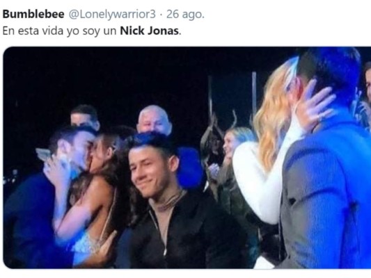 Nick Jonas objeto de memes por su soledad en los MTV Video Music Awards