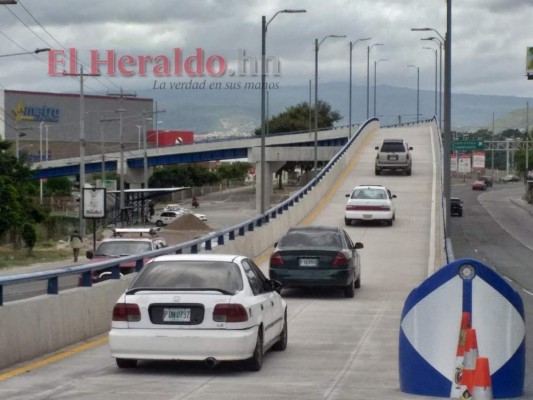 FOTOS: Habilitan puente que conduce del bulevar FFAA a El Prado