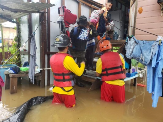 En imágenes: fuertes lluvias inundan las calles y casas de Puerto Cortés