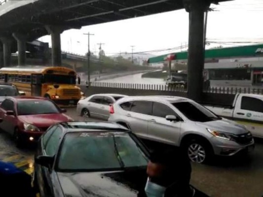 Tráfico, inundaciones y carros atascados por fuerte lluvia en la capital