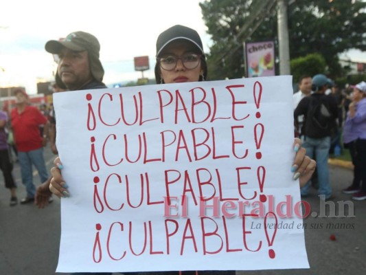 FOTOS: Oposición quema llantas e impide el paso en el bulevar Juan Pablo II de la capital