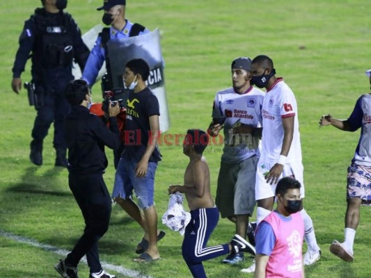 FOTOS: Ultra Fiel ingresó a la cancha y festejó con jugadores de Olimpia tras avanzar a la final