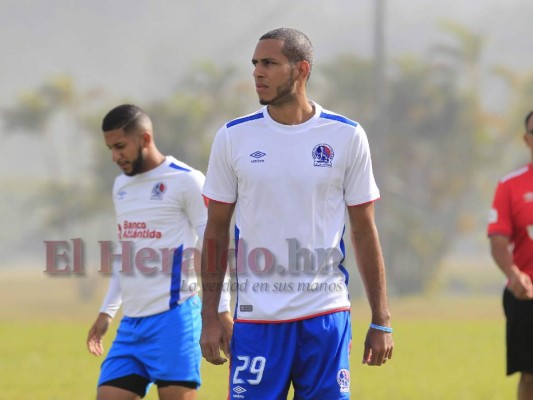 FOTOS: Vestido de blanco y muy sonriente, así llegó Eddie Hernández al entrenamiento de Olimpia