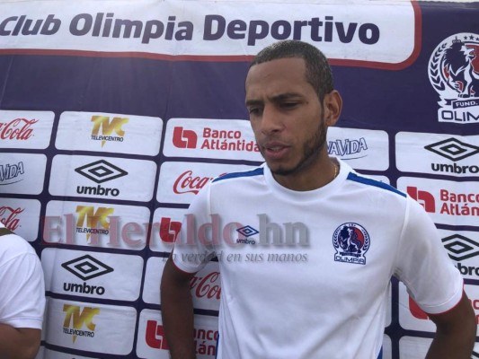 FOTOS: Vestido de blanco y muy sonriente, así llegó Eddie Hernández al entrenamiento de Olimpia