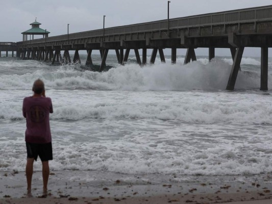 En imágenes: Florida se prepara para afrontar tormenta Isaías