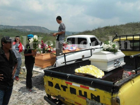 Las tristes escenas que dejó el entierro de las víctimas de masacre en la Villanueva