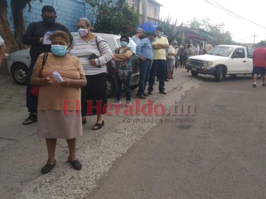 Descontrol y aglomeraciones en entrega de DNI a adultos mayores (FOTOS)