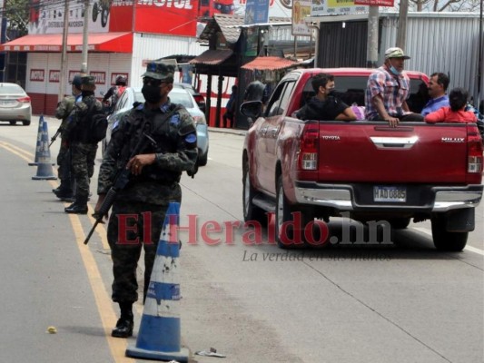 FOTOS: En caravanas retornan viajeros al cierre de la Semana Santa