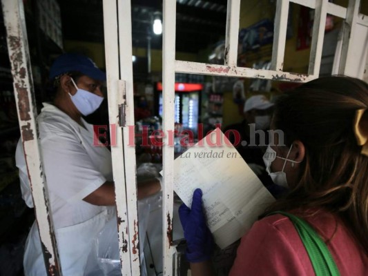 Pese a amenaza del coronavirus, capitalinos salen de casa para abastecerse