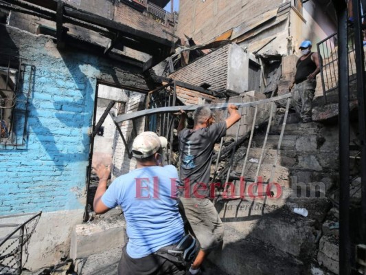 Afectados limpian escombros de casas reducidas a cenizas por incendio en colonia Divanna (FOTOS)